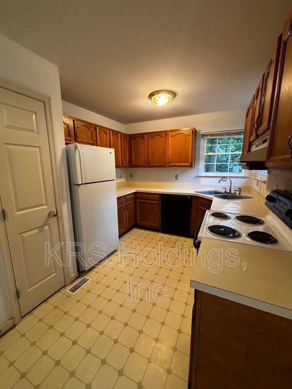 Building Photo - 3320 Pinecrest Cir