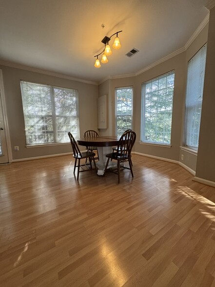 Dining Area (table and chair set available free for use) - 61 Harbour Heights Dr