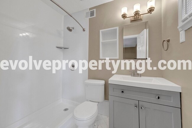Building Photo - COLLIERVILLE HOME!!