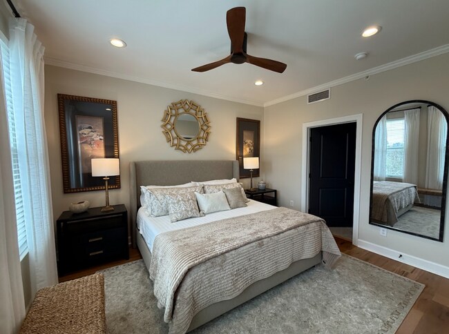 Building Photo - Newly Renovated Condo in the Heart of Downtown