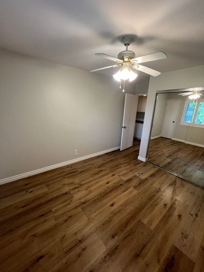Building Photo - Lovely West Side Ventura Condo