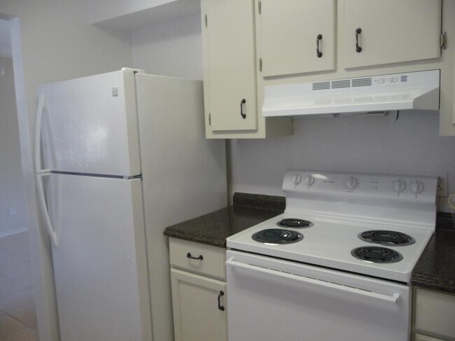 Building Photo - 200 Country Club Dr