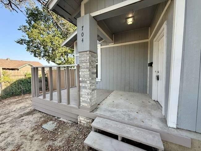 Building Photo - 704 E Harvey Ave