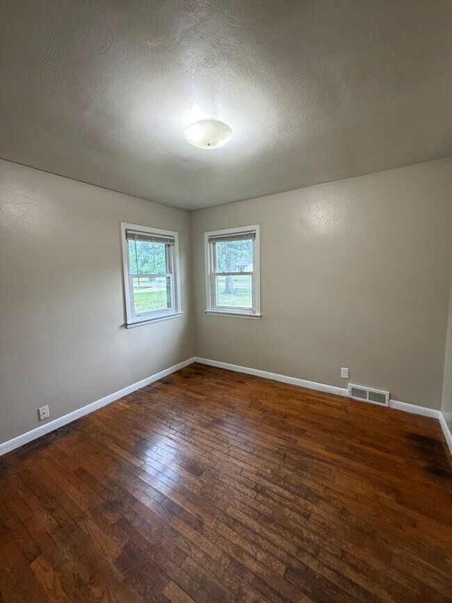Building Photo - Spacious 2 Bedroom Home Holland Northside