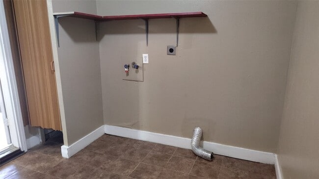 Building Photo - 8610 Valley S Dr