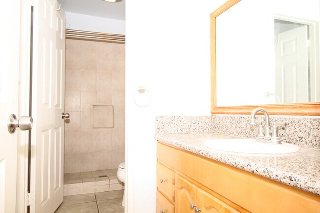 full bathroom - 904 W Mabel Ave