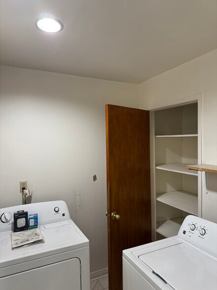 Building Photo - 10201 Oak Park Ave