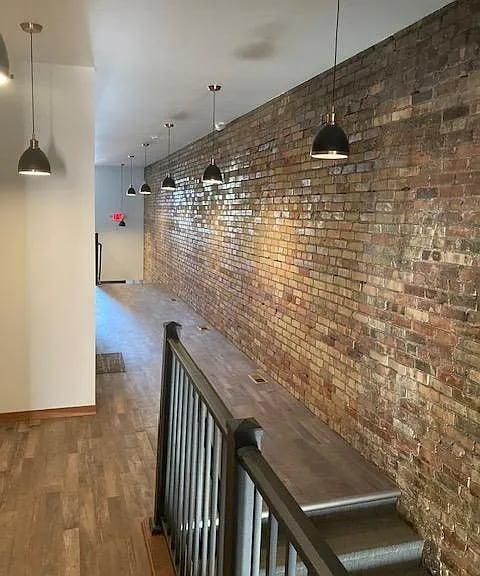 Building Photo - 424 Main St