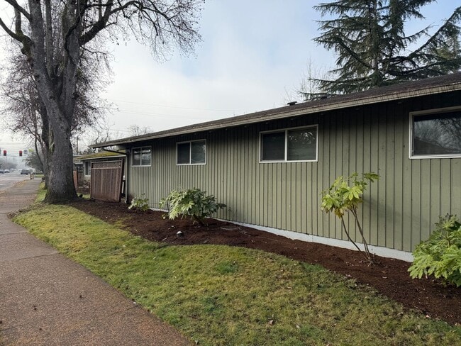 Building Photo - Updated 2 bedroom 1 bath duplex in Eugene!