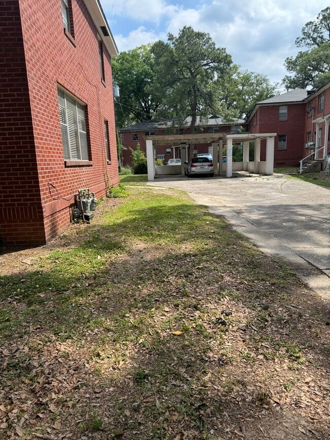 Building Photo - Available Now! The Villa Condo 3 BR Must See
