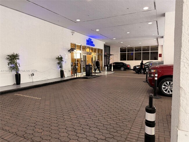 Building Photo - 1200 Brickell Bay Dr