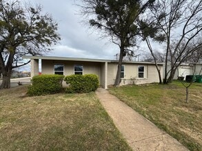 Building Photo - 207 Laurel Ln