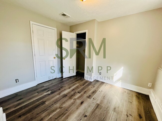 Building Photo - 2 Bedroom house in West Louisville- Section 8 accepted