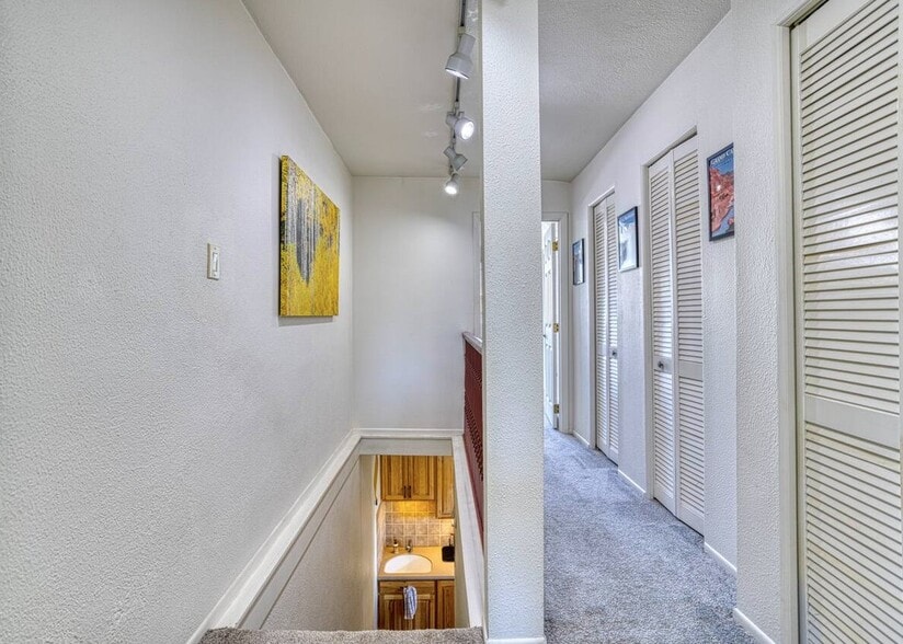 Building Photo - 781 Simpson Ave