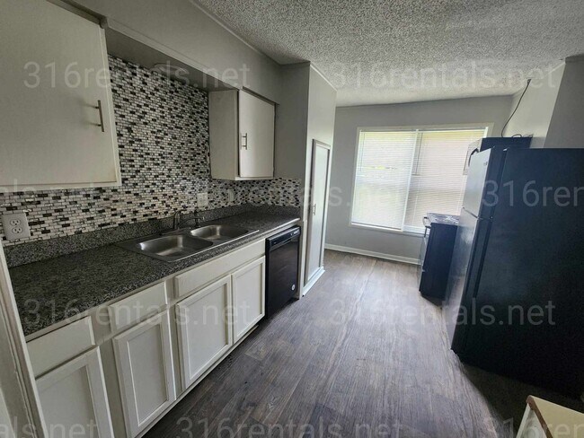 Building Photo - $1165 - 4 bedroom / 2 bathroom - Single Family Home