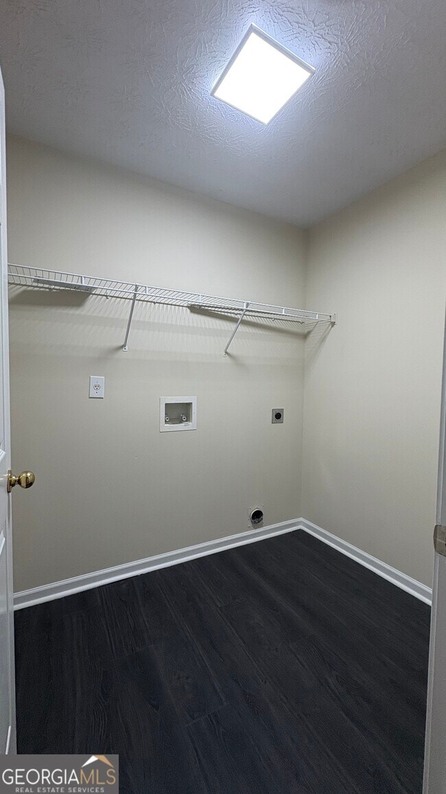 Building Photo - 2336 Pettit Dr