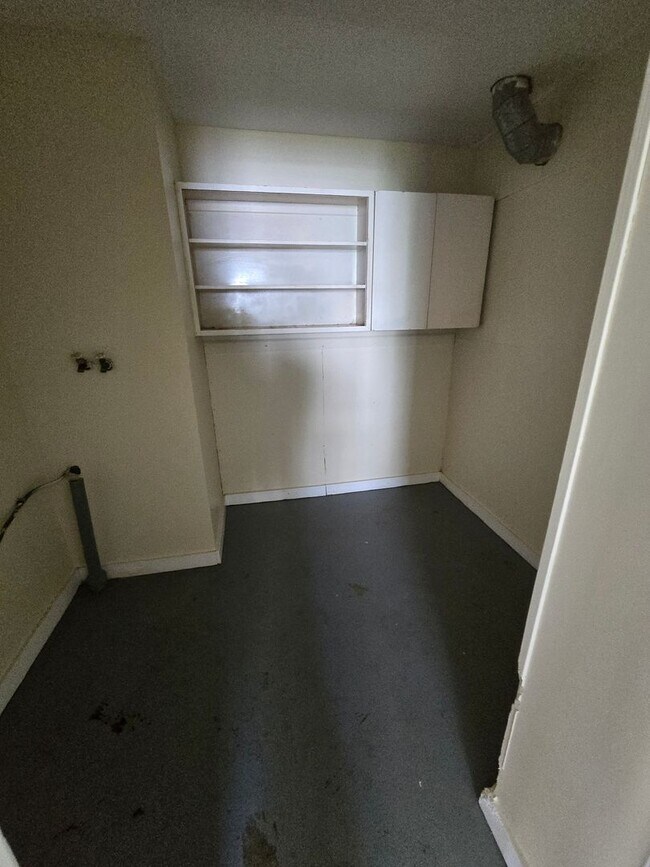 Building Photo - 4BD/1 BA nicely updated home