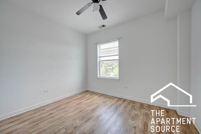 Building Photo - 1544 W Glenlake Ave