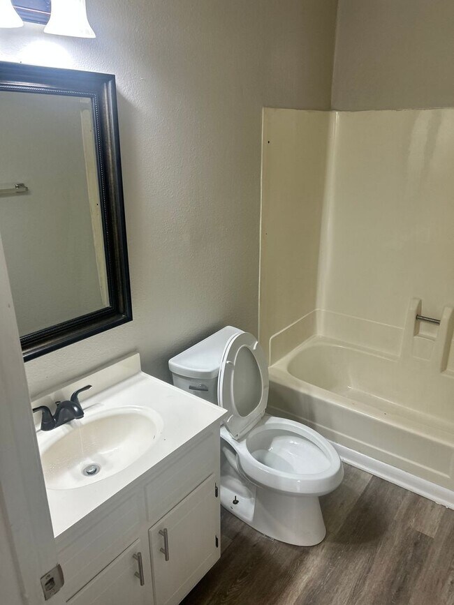 Building Photo - 2309 Evelyn Ln