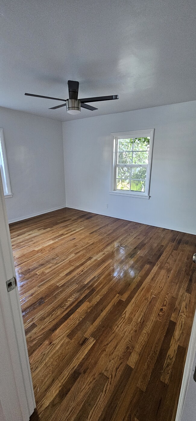 Master bedroom - 11683 Chandler Blvd