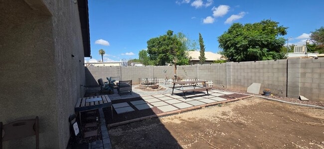 Building Photo - 624 S Vaughn Ave