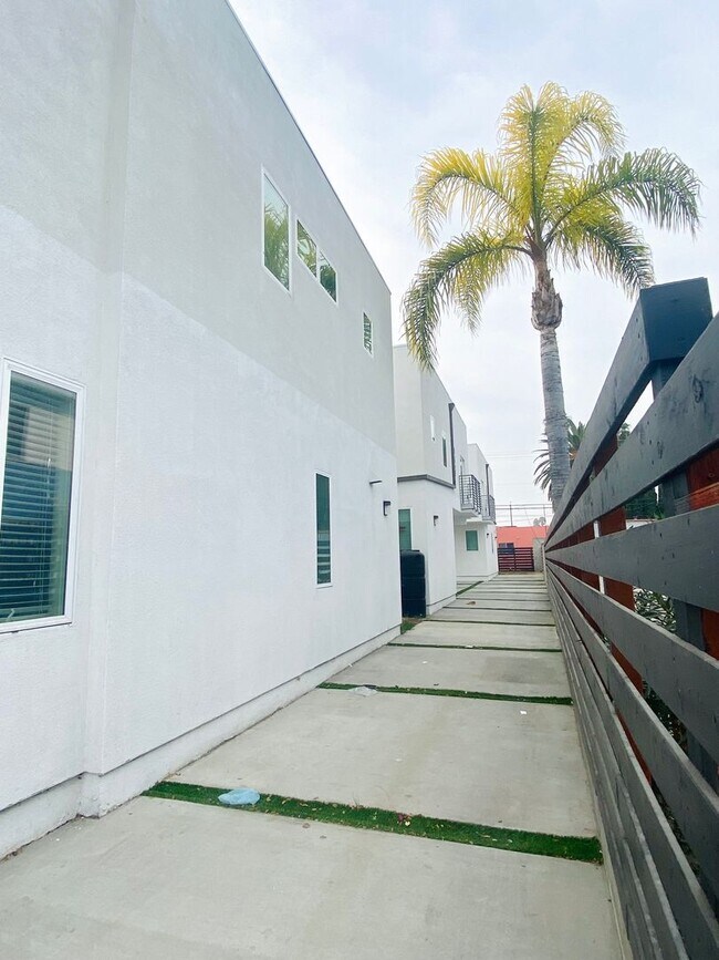 Building Photo - 2409 1/2 Ridgeley Dr