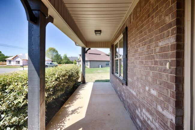 Building Photo - Fresh Paint & New Carpet! 4BR with Fenced Yard