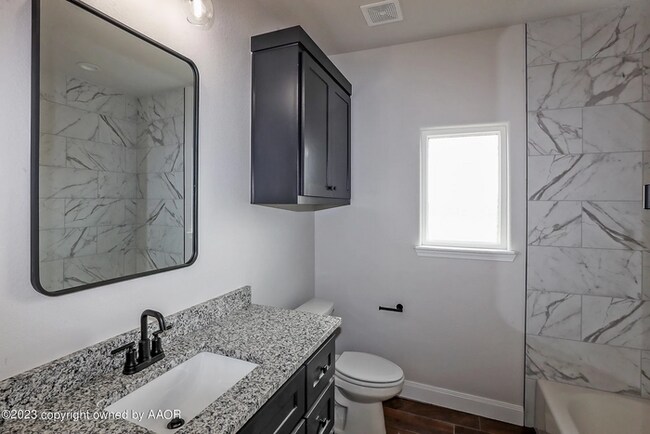 Building Photo - 504 Country Club Dr