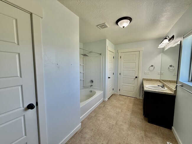 Building Photo - 722 S Willow Park Dr