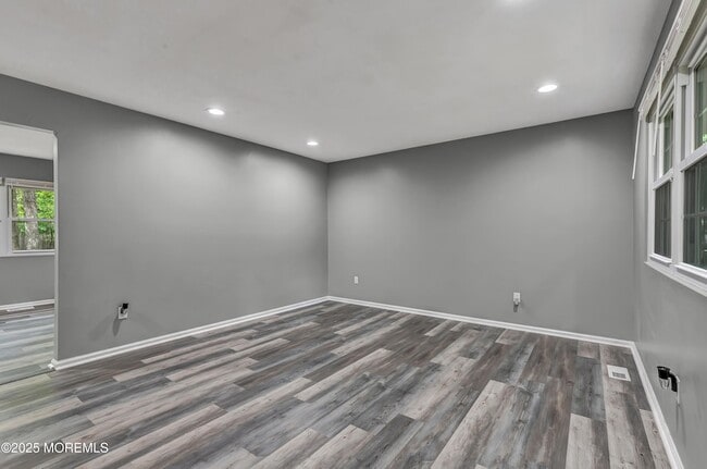 Building Photo - 145 W Woodburn Ave