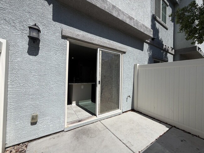 Building Photo - GATED 3 BED 3 BATH 2 CAR GARAGE TOWNHOUSE W/ BED AND BATH DOWNSTAIRS + LOFT & YARD. COMMUNITY FEA...