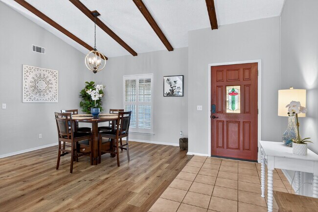 Building Photo - 5 Dorchester Ct