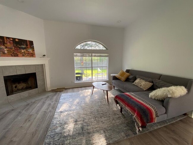 Building Photo - 2623 Goldfinch Dr