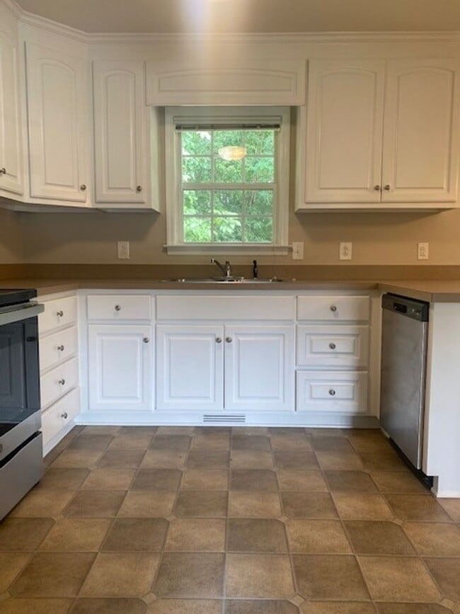 Building Photo - 211 Koufax Dr