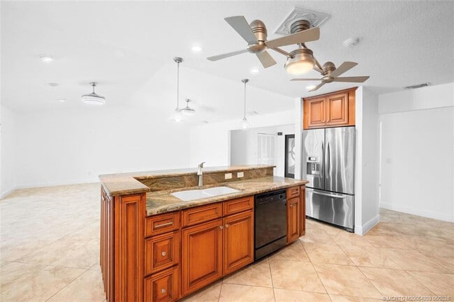 Building Photo - 3074 NE Loquat Ln