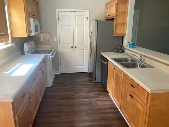 Building Photo - 370 Pointe Cir