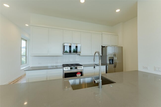 Building Photo - 5511 Holly Hvn Ct