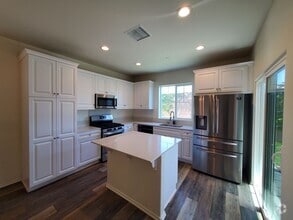 Building Photo - Beautiful 3B/2.5BA Home w/ Turf Backyard!