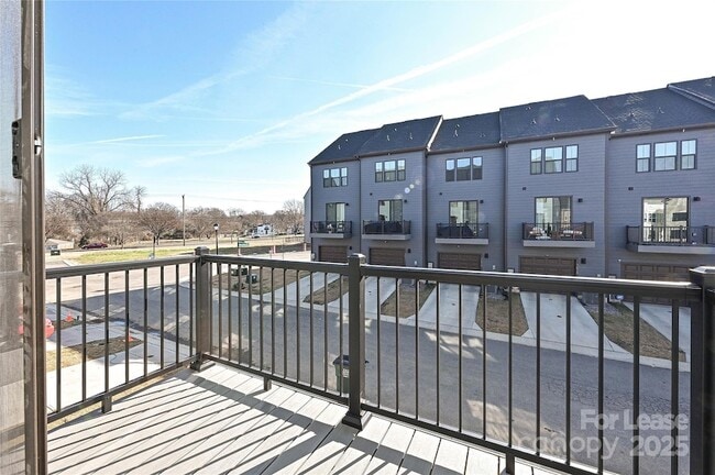 Building Photo - 1470 Samuel St