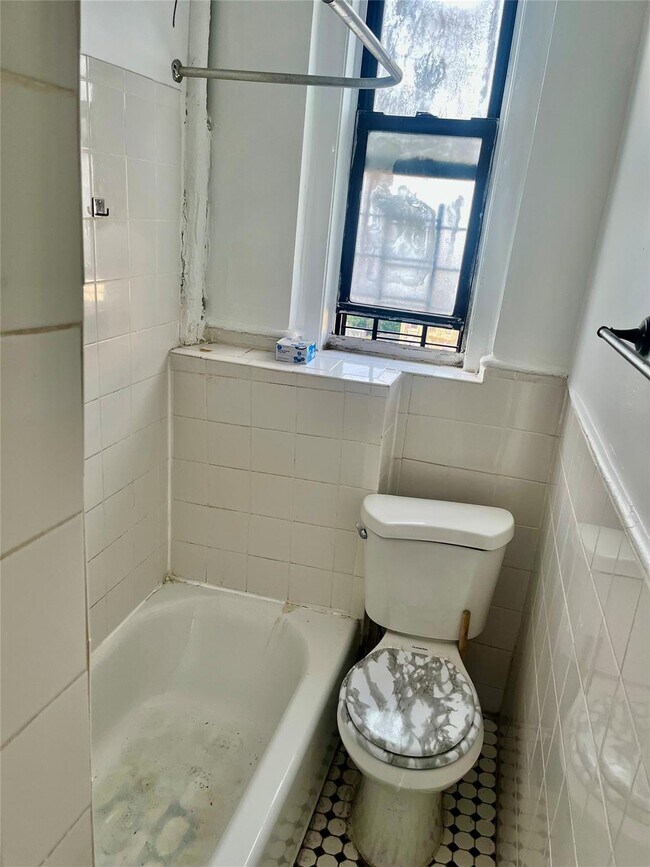 Building Photo - 3064 Albany Crescent