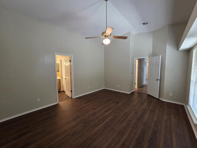 Building Photo - 445 Florian Dr