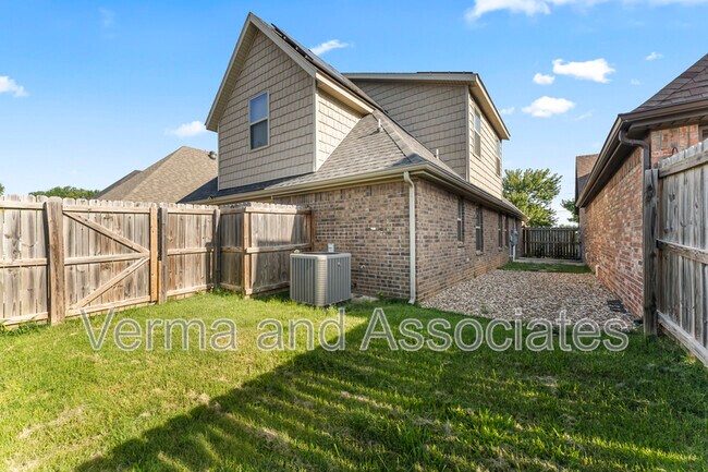 Building Photo - 3205 SW Riverstone Ave