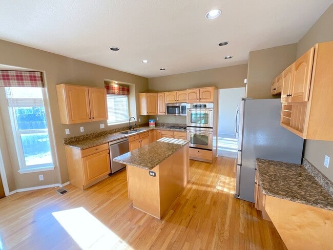 Building Photo - 5 Bedroom Home Available Near Rangewood Dr & Vickers Dr!