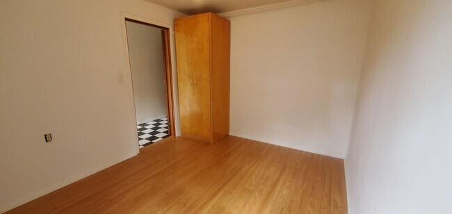 Building Photo - 3 & 4 Bedroom Units Just Steps from WWU