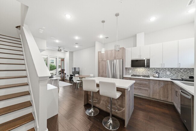 Building Photo - 2401 Crawford St