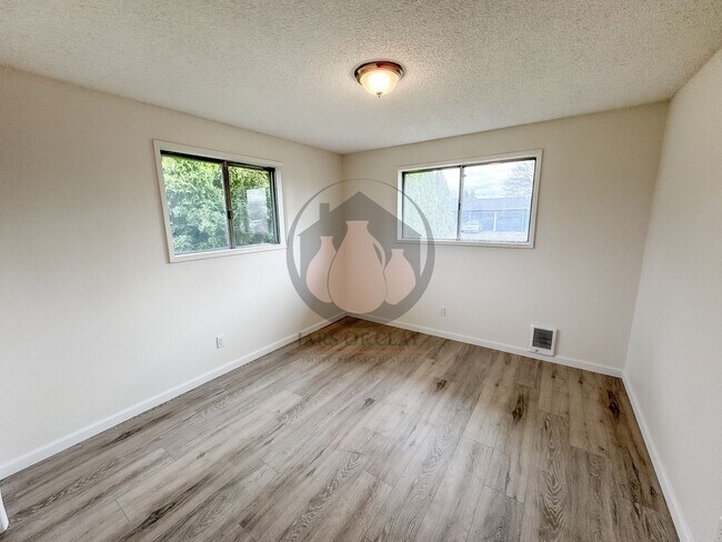 Building Photo - Beautifully Renovated Home -