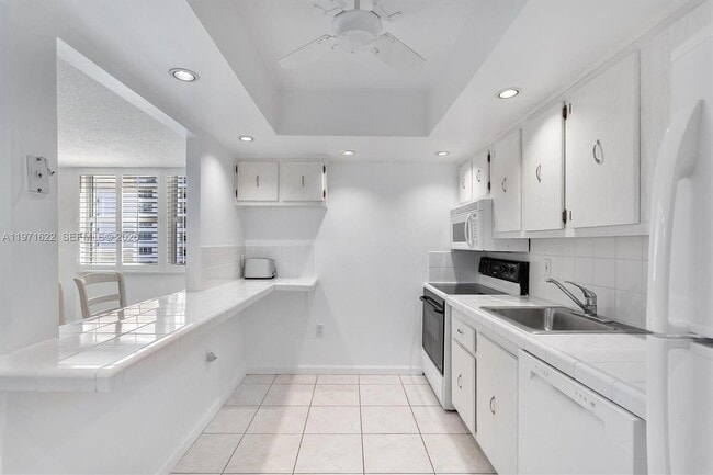 Building Photo - 9273 Collins Ave