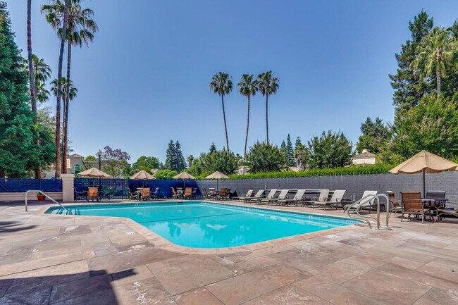 Building Photo - Beautiful and spacious 3 bedroom 2.5 bath ...