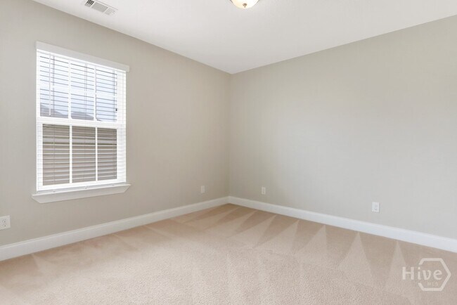 Building Photo - 255 Red Oak Dr