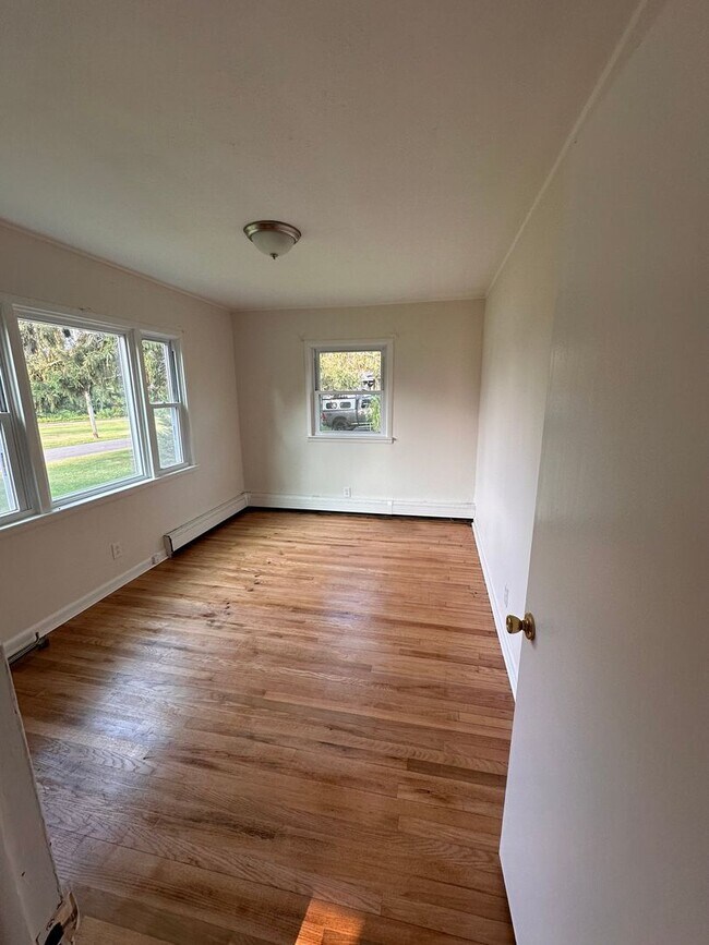Building Photo - 3 bedroom single family house with attache...